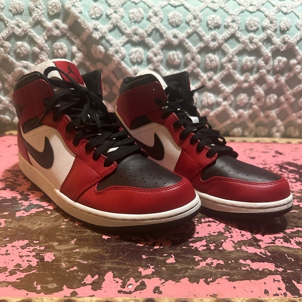 Nike Air Jordan 1 Mid Chicago Black Toe Sz 11.5